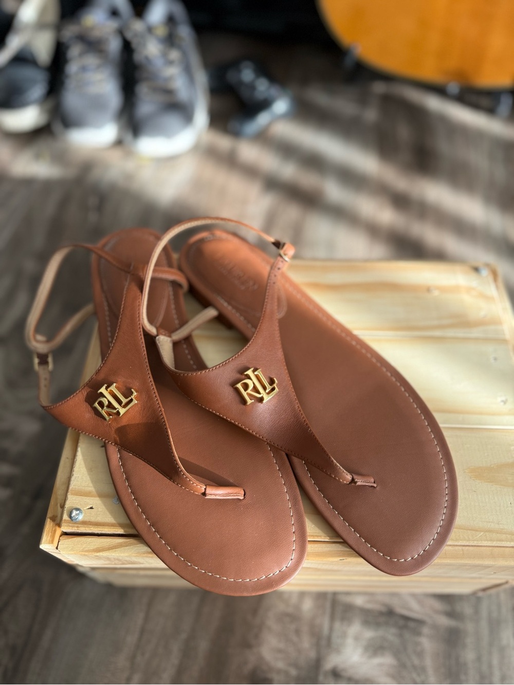 NEW Lauren Ralph Lauren Tan Leather Thong Sandals – Gold RLL Logo – Sz 10